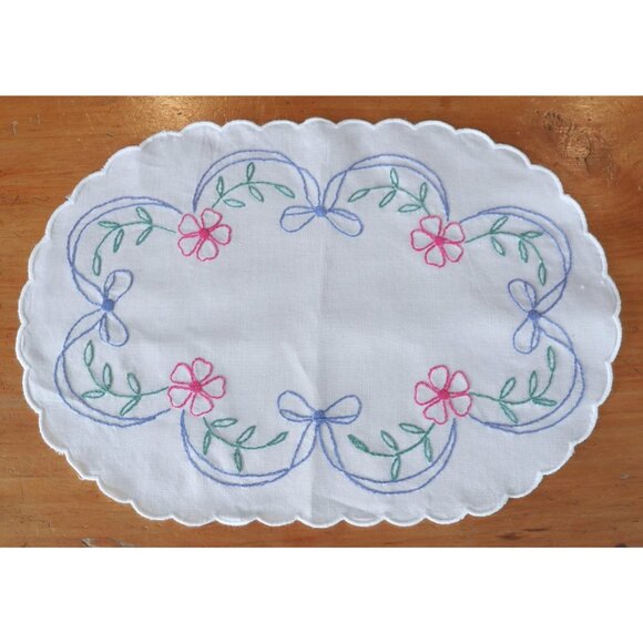 3 Vintage Doily Doilies Hand Embroidered Floral Table Topper Cotton - Picture 3 of 4